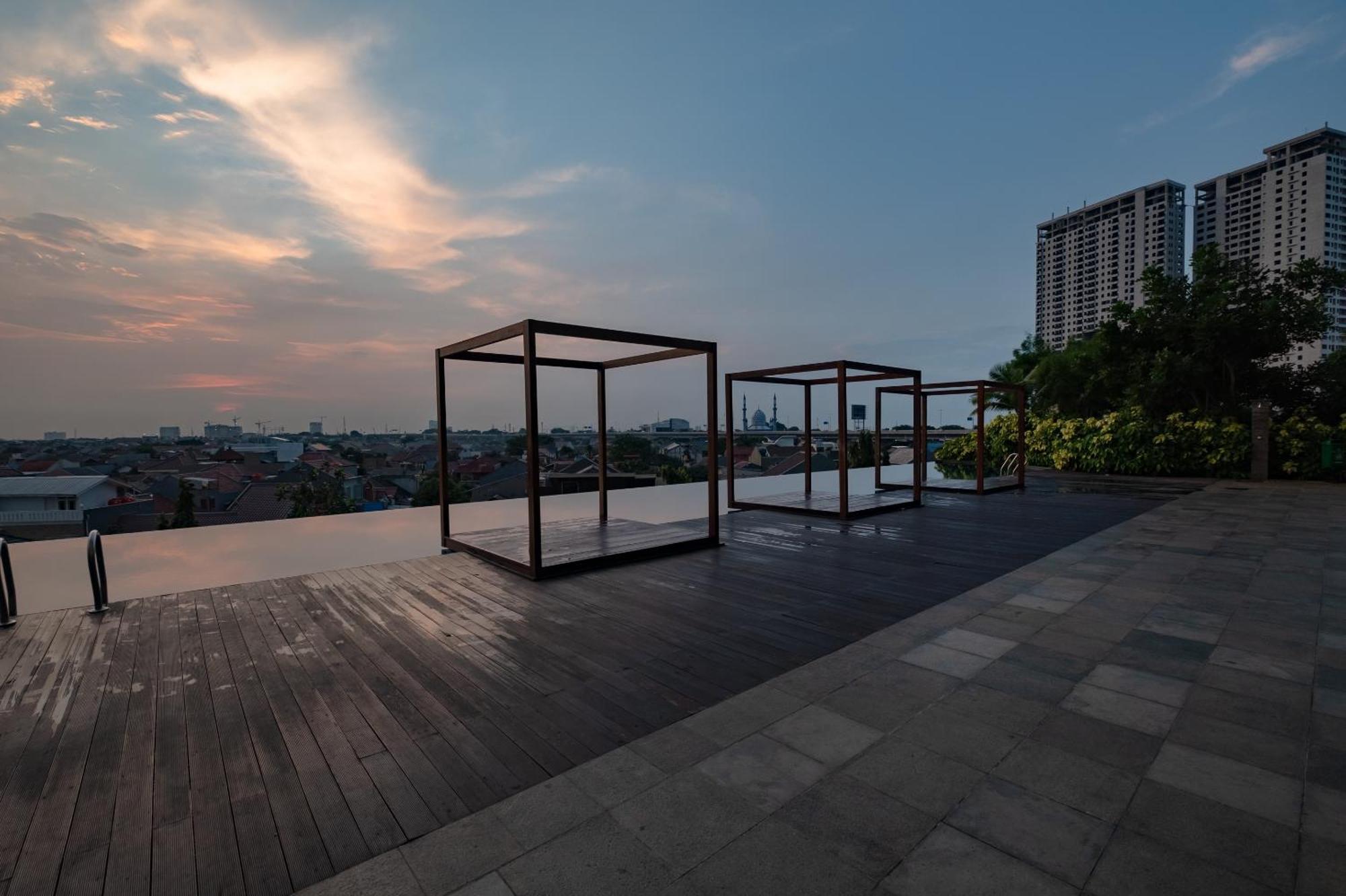 Oyo 2245 Apartment Grand Kamala Lagoon Бекаси Экстерьер фото